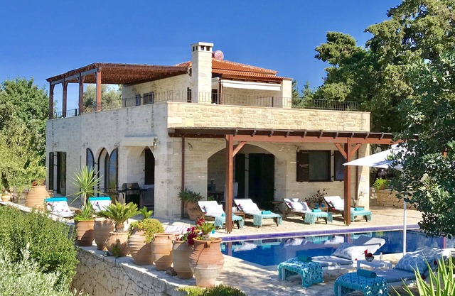Villa LaMori en una zona tranquila con piscina climatizada y un hermoso jardín