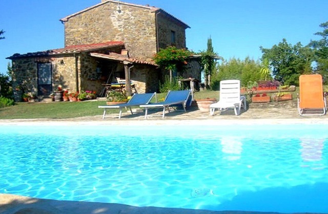 Villa Lavanda A: Una acogedora granja de dos pisos rodeada de vegetación.