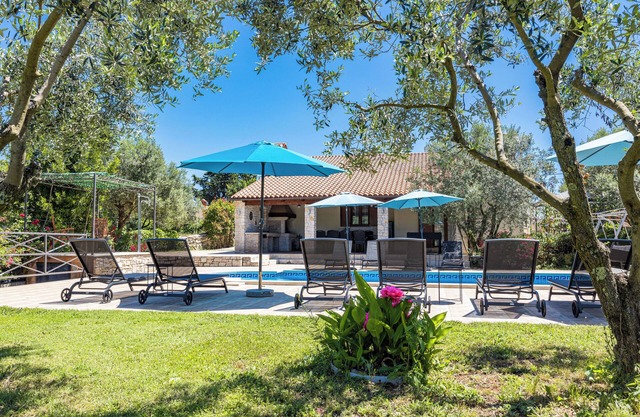 Villa Lavinia with Private Pool near the Sea for 8-10 Persons