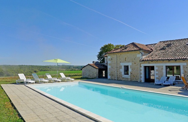 Le Breuil, 16ABBO, child-friendly, with heated pool, stunning views