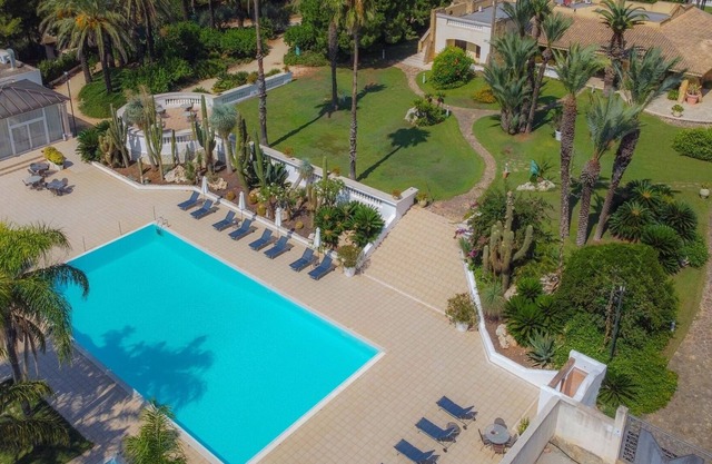 Villa de lujo en Oasis natural con piscina, campo de golf, tenis, a 8 km del mar.