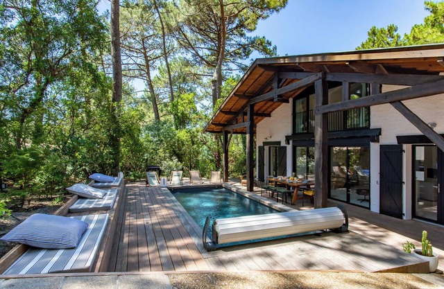 Villa Les Pins Agalis with swimming pool