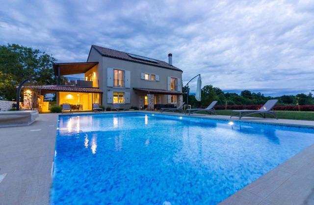 Villa Lirica with Pool