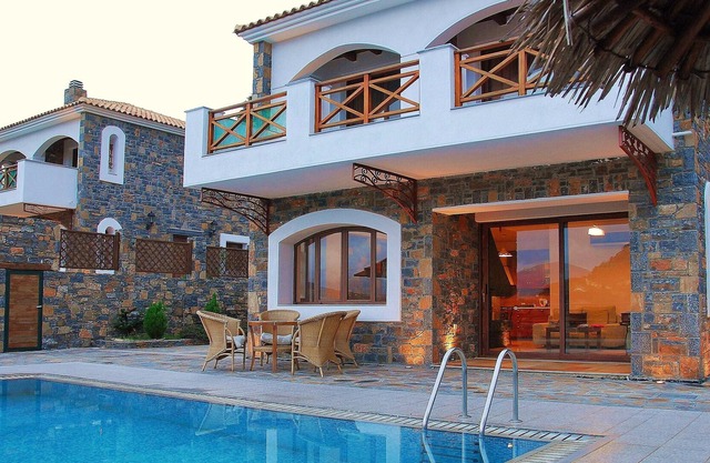 Villa Nikoleta en el pintoresco pueblo, a solo 10 minutos en automóvil de la playa.