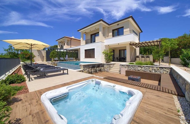Villa LORD with heated pool, jacuzzi and sauna