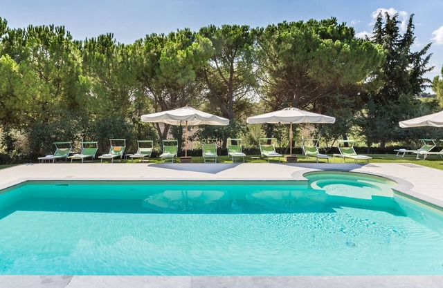 Villa Lorena con piscina, rodeada por un parque de olivos, a sólo 15 km de la playa de Senigallia