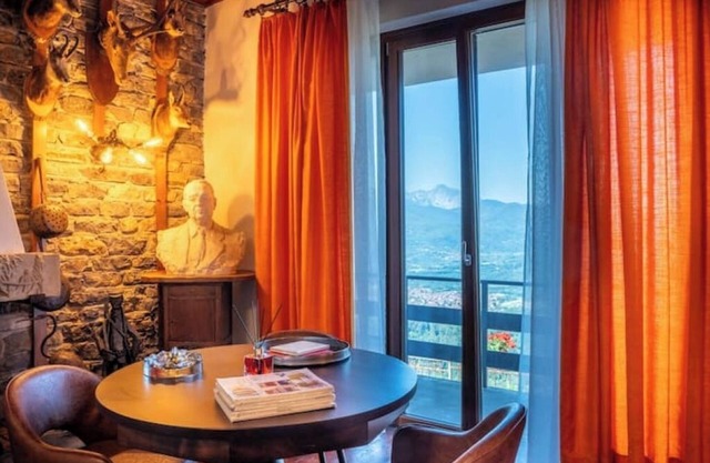 Villa Loris: History & Luxury