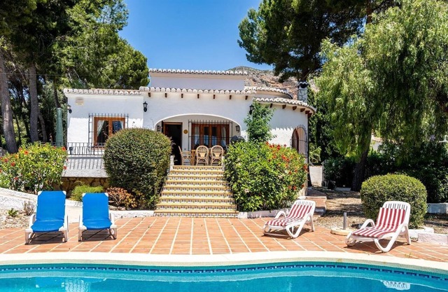 "Villa Los Lagos" con vistas a la montaña, piscina, terraza, jardín, A/C y Wi-Fi
