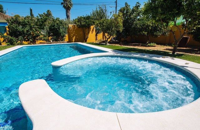 Villa Los Naranjos, oasis con jacuzzi a 15 minutos de Sevilla