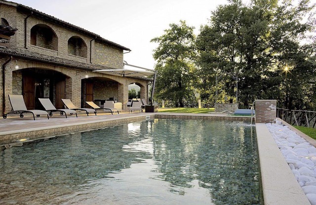 Villa Lucinda es un elegante y acogedor chalet de dos pisos ubicada en una zona tranquila, rodeada de un hermoso jardín, para ocho personas. Villa Alba es de aproximadamente 150 metros cuadrados, y cuenta con una piscina y un jacuzzi privado, un pa...