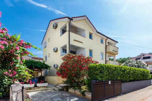 Villa Luka 5 min walk to the beach, 5 min to the village