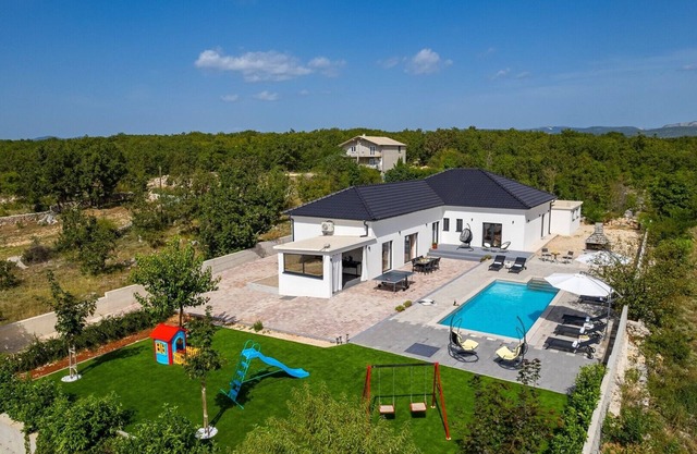 NEW! Villa Lukas with 44m2 heated pool in Makarska hinterland
