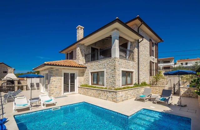 Villa LURDA con magníficas vistas al mar y piscina climatizada.
