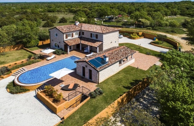Villa Lux. Ema con piscina climatizada rodeada de vegetación mediterránea
