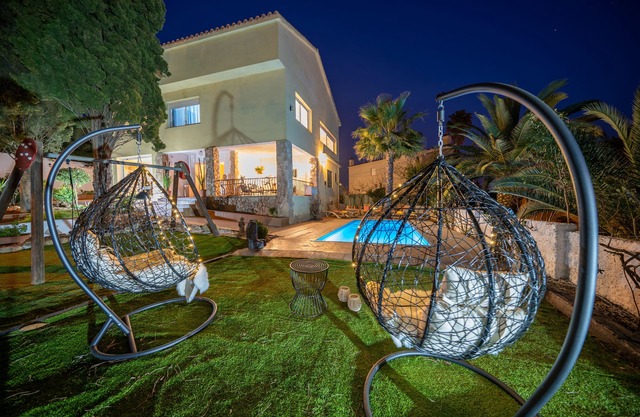 VILLA LUX GALLERY, GREAT EXPERIENCE, PRIVATE POOL AND CLOSE TO THE SEA, 13 PEOPL