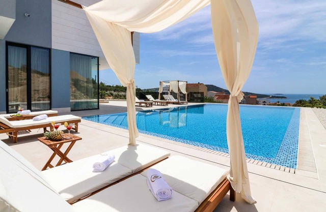 Villa Luxleon with Pool