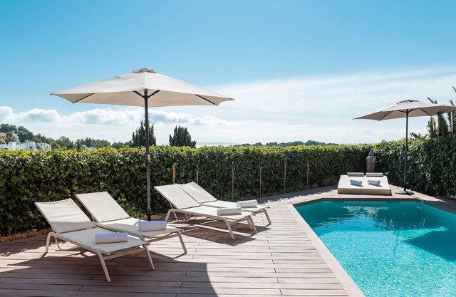 Villa 'Lujo con piscina y vistas al mar' con vistas al mar, Wi-Fi y aire acondicionado