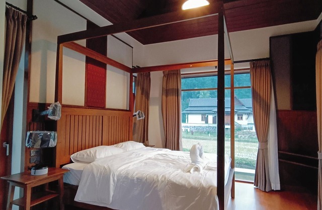 Villa Mae Hong Son - Superb 3-bedroom private pool villa with WiFi