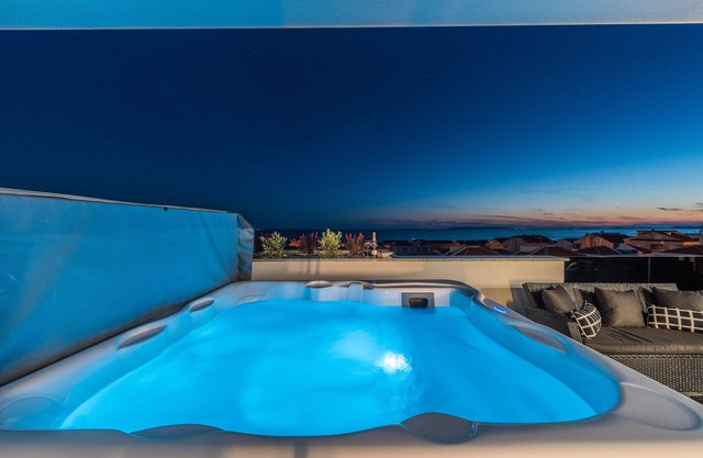 Villa Magnifica Penthouse with Jacuzzi