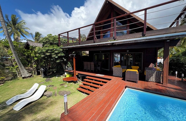 Maharepa Beach villa by ENJOY VILLAS MOOREA, Playa de arena blanca + Piscina