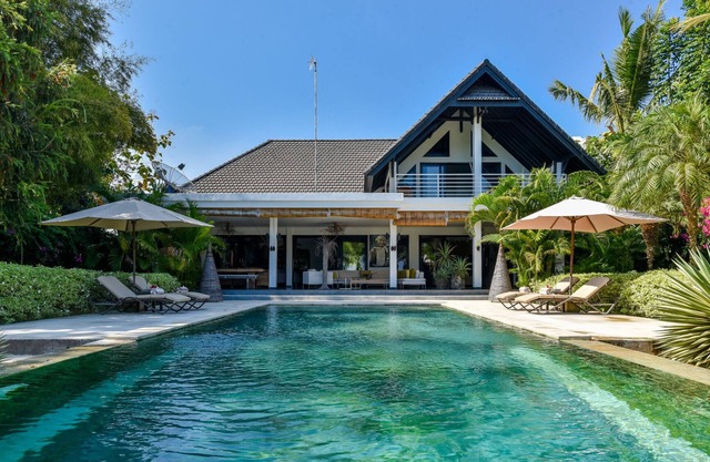 Villa Mahkai - 6BR Luxury Beachfront Villa with 3 Pool and Staff