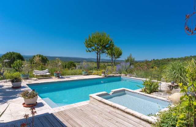 Villa 'Maison Luberon Sud Piscine Jaccuzzi' con vistas a la montaña, piscina privada y Wi-Fi