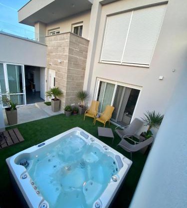 Villa Maksan - Sea View, Jacuzzi & BBQ Garden