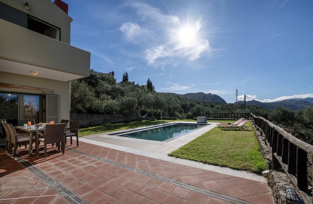 Villa 'Malathiros 6 con piscina privada' con vistas al mar, Wi-Fi y aire acondicionado