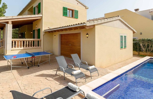 Villa Manresa is located near the Alcudia suburb of Malpas and is within walking distance of two bea