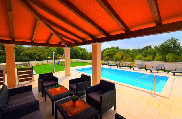 Villa con piscina climatizada