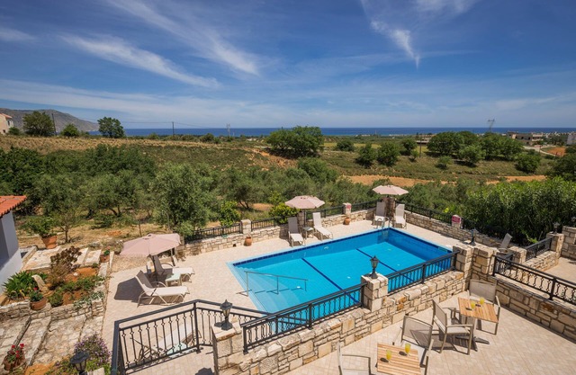 Hermosa villa con piscina cerca de la playa de Giorgioupolis
