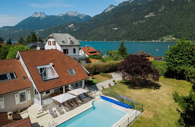 Villa Mariette, large charming villa with lake view, swimming pool and large garden