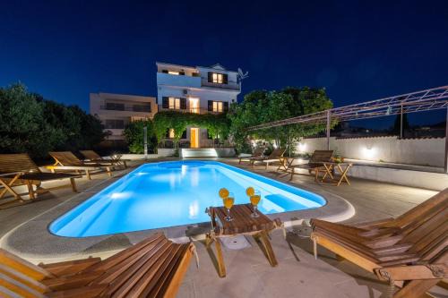 Villa Marija- Apartments with shared pool just 100m from beach