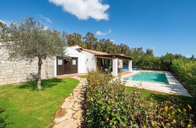 Villa Mariposa with pool - 500m from the beach