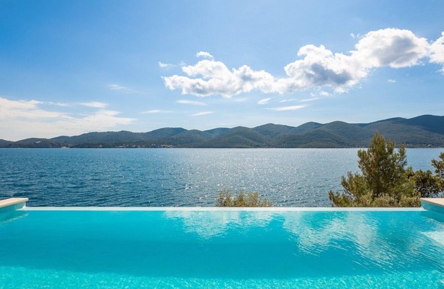 Villa Maris-Viganj, 10m sea, infinity pool, sauna