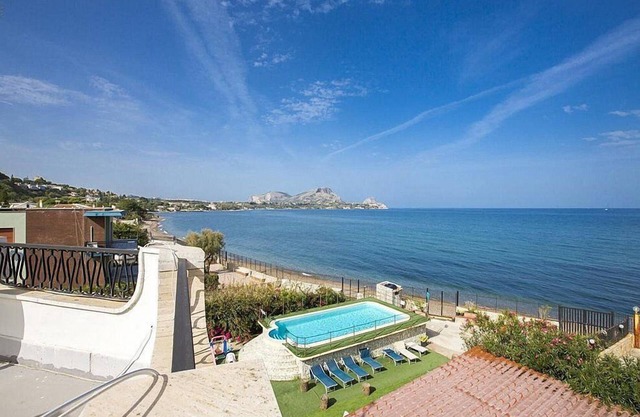 Villa Maristella: Una espaciosa villa de dos pisos ubicada directamente en la playa.