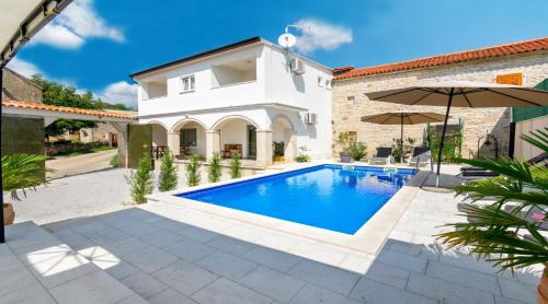 Villa Martin - Countryside Retreat with Pool & Pavilion