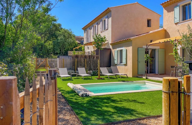 Villa Mathilde, a 3-star furnished holiday home in the heart of Goult