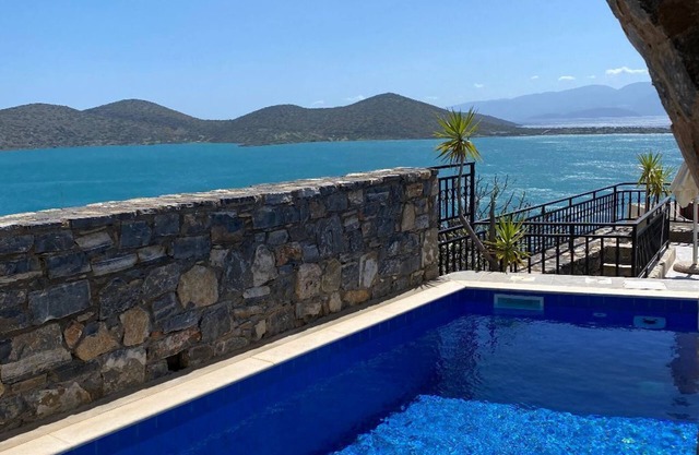 Breathtaking view of the sea and mountain. Private pool, Wi-Fi, near beach/shops