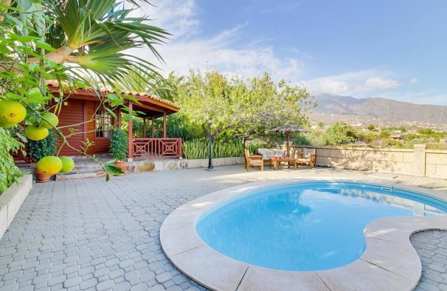 Villa Mimosa, vistas a la montaña, piscina, Wi-Fi rápido, jardín y terraza; aparcamiento disponible