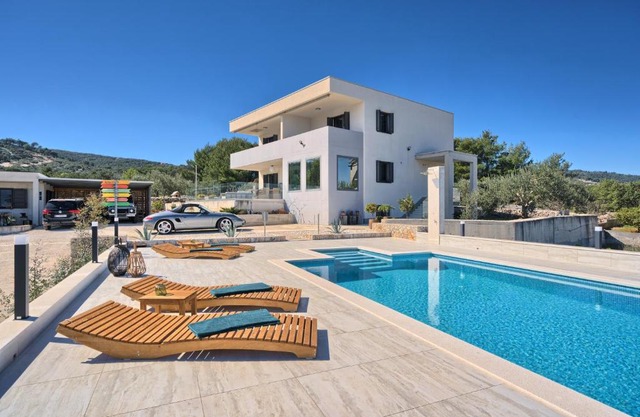 Villa Ming - pool, sea-view and peace