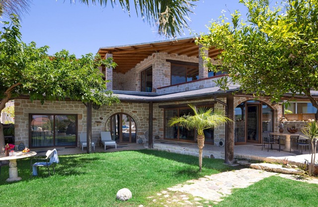 Villa Minoa con pequeña playa privada y sorprendentes vistas al mar y a la montaña