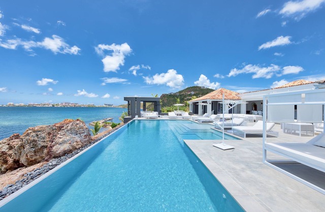Exclusivo enclave cerrado, frente al mar, a corta distancia de la playa, aire acondicionado, WIFI gratuito, piscina climatizada.