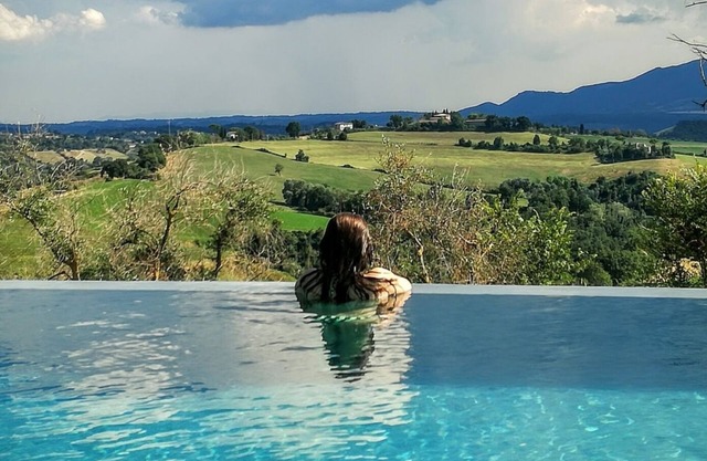 Villa Mirella entre Roma, los baños termales de Viterbo y Umbría - piscina panorámica con chimenea