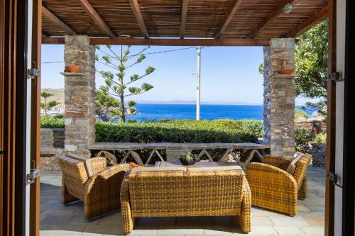 Villa Mirsini, a 5 minute walk from 2 beaches
