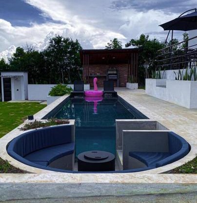 Villa moderna con una hermosa piscina, fogata y BBQ