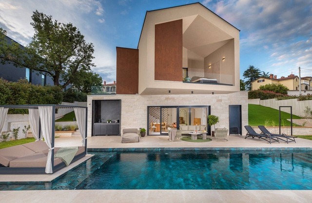 Villa Mol - Una impresionante villa contemporánea con una gran piscina privada, jacuzzi y sauna, a poca distancia en coche del mar.
