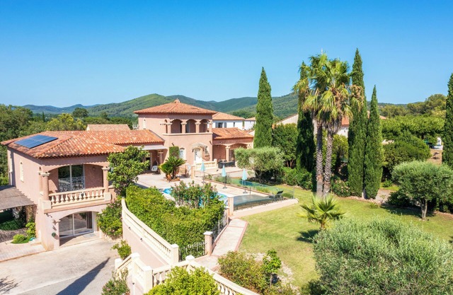 Beautiful villa with swimming pool on the Côte d’Azur, the Golden Islands.