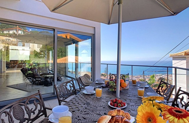 Villa Moniz - Four Bedroom House, Sleeps 8