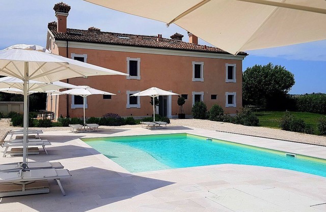 Villa Mortella Grande: A welcoming two-story villa in a quiet position, in the Marche countryside, with Free WI-FI.